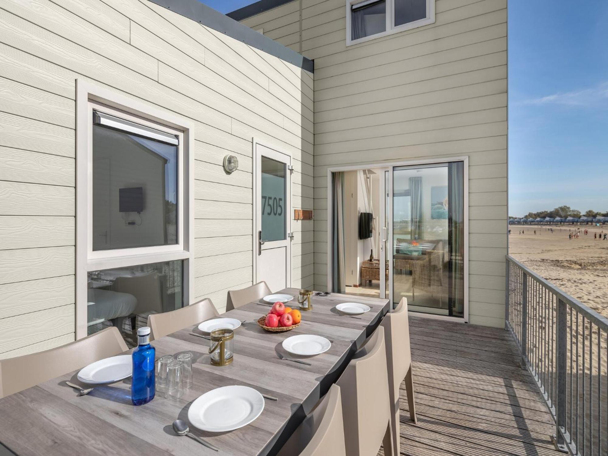 Vakantiehuis Unique Beachhouse With Dishwasher, In Location